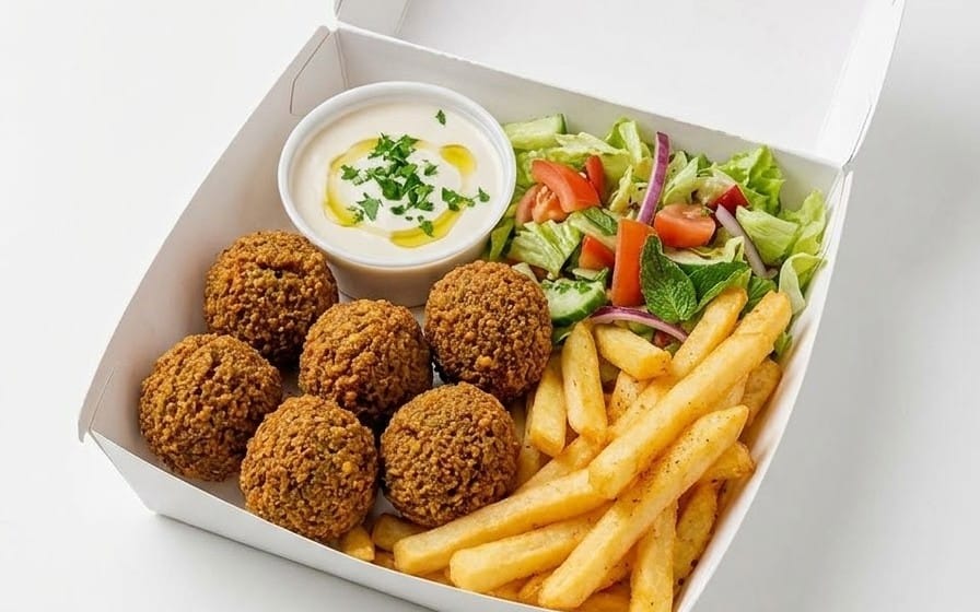 Falafel-Box - 4 Falafel mit Pommes, etwas Salat und Sauce bei Bella Pizza