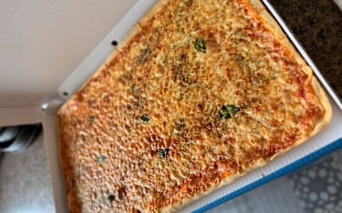 MARGHERITA - mit Tomatensauce und Gouda bei Bella Pizza